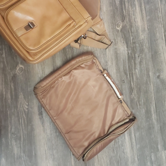 Kenneth Cole Leather messenger computer bag - Picture 8 of 16